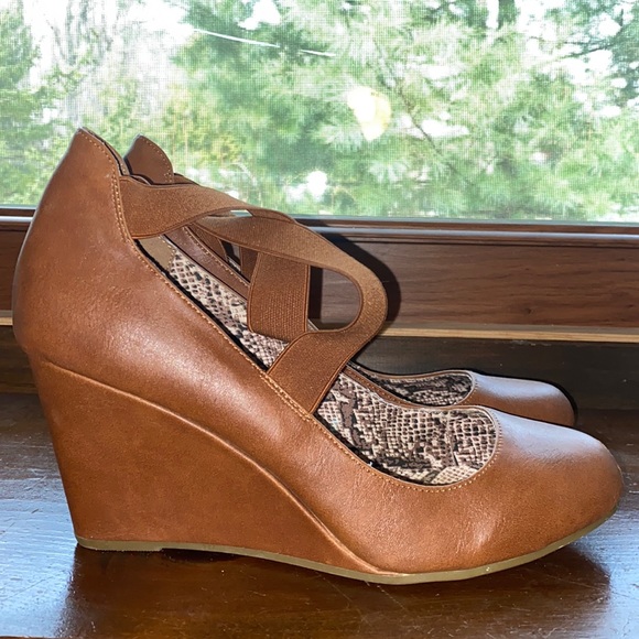 Rampage Wedges with Straps - Picture 2 of 11